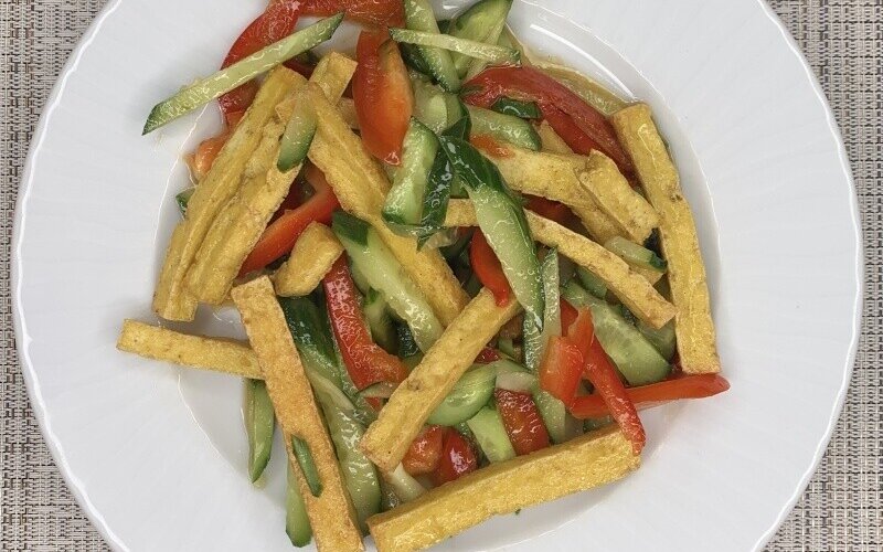 Салат из обжаренного сыра «Тофу» с овощами