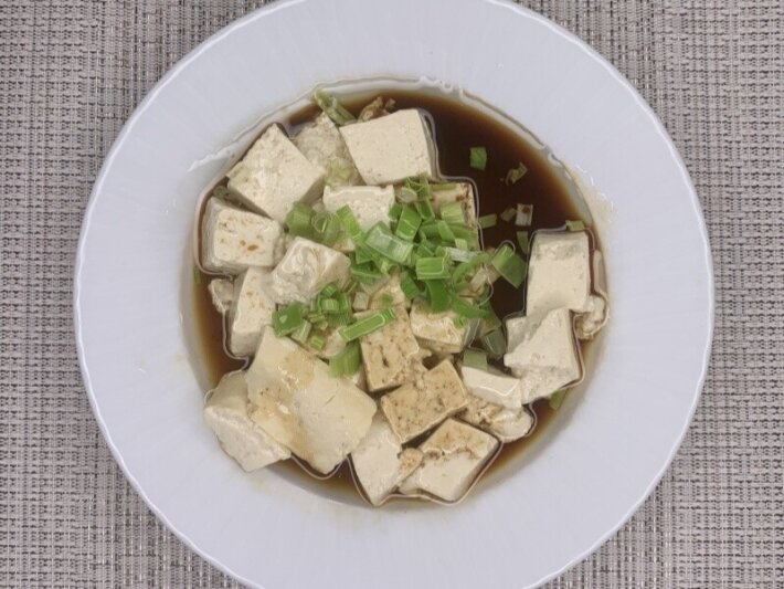 Салат из сыра «Тофу» с зелёным луком