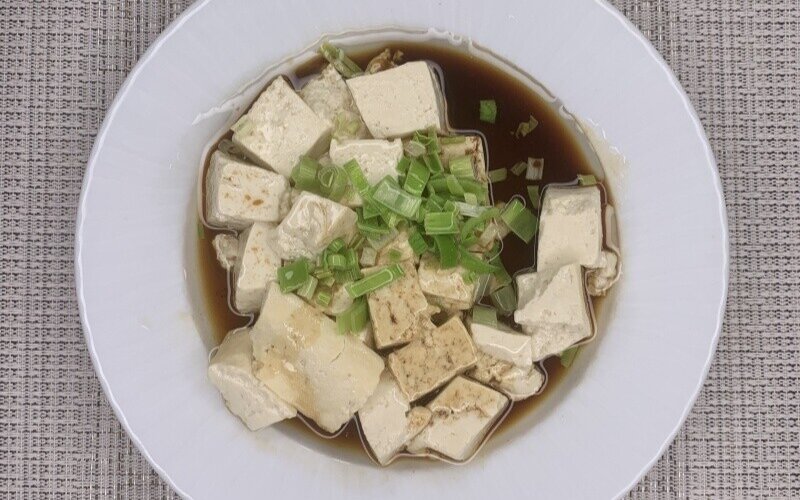 Салат из сыра «Тофу» с зелёным луком