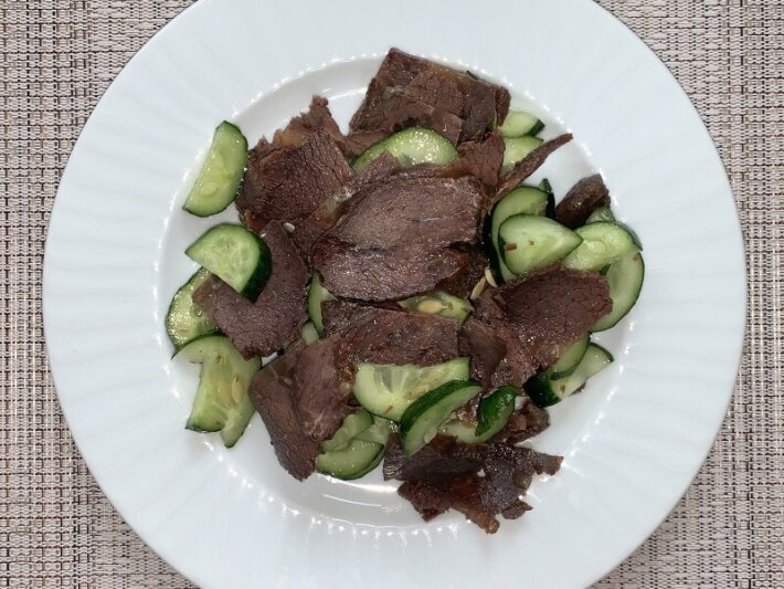 Говяжья рулька с огурцом