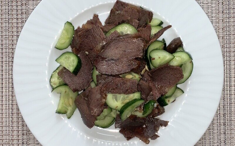 Говяжья рулька с огурцом