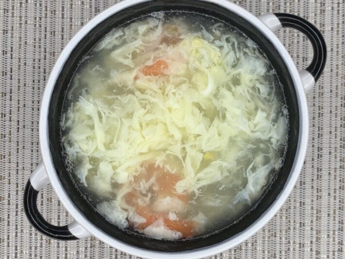 Сладкий суп с кукурузой, креветкой и яйцом