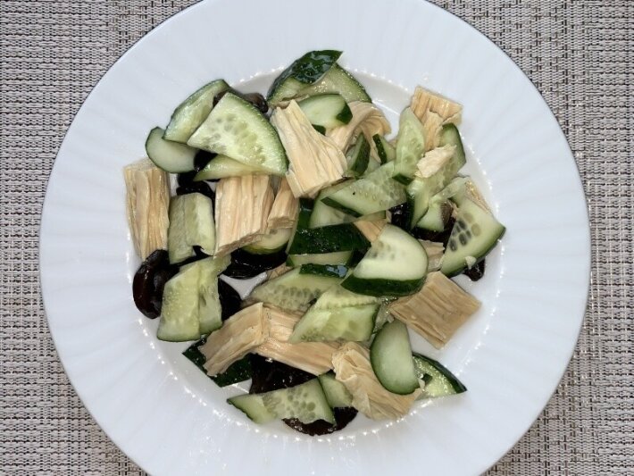 Салат из спаржи, огурцов и древесных грибов