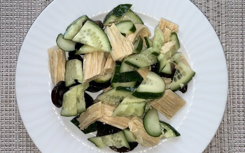 Салат из спаржи, огурцов и древесных грибов