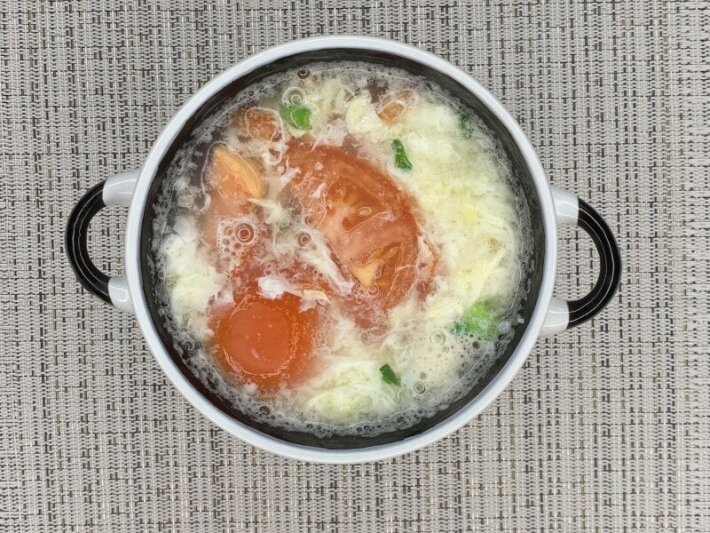 Суп с помидорами и яйцом