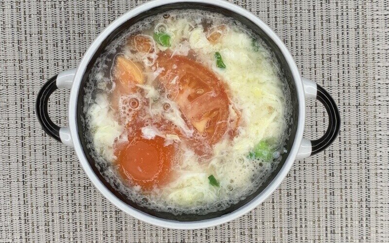 Суп с помидорами и яйцом