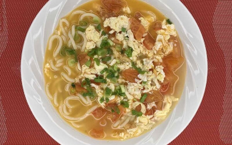 Лапша с помидором и яйцом