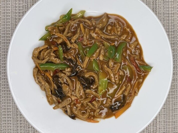 Острая свинина с овощами и древесными грибами