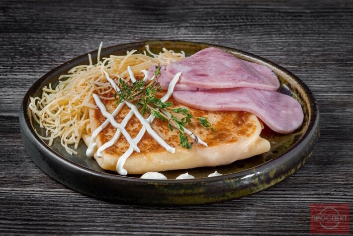 Блин с ветчиной и сыром