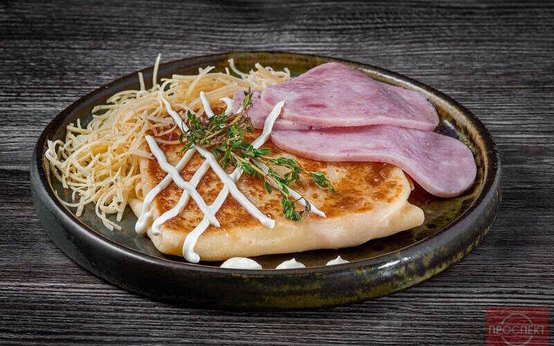 Блин с ветчиной и сыром