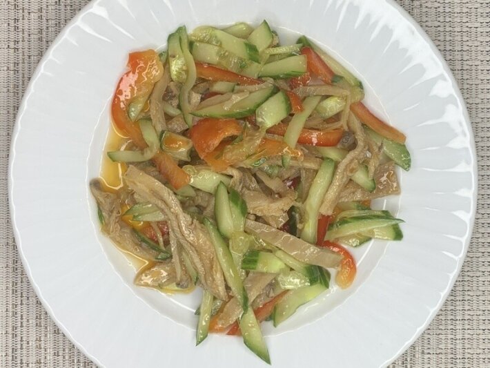 Салат из рубца с огурцом и перцем