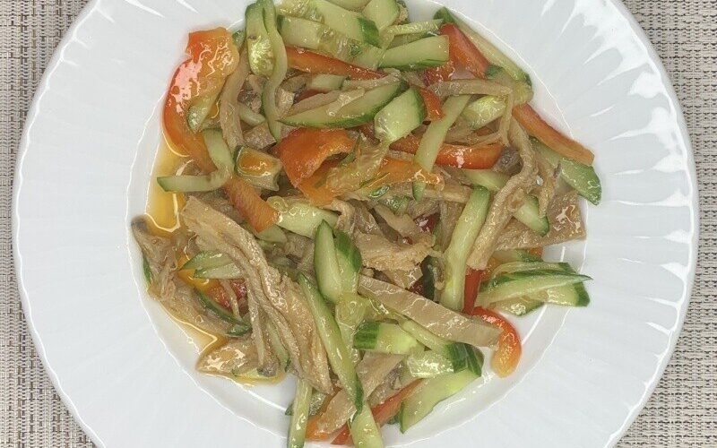 Салат из рубца с огурцом и перцем