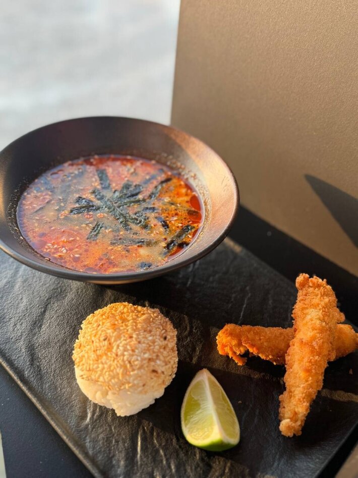 Том ям с морепродуктами