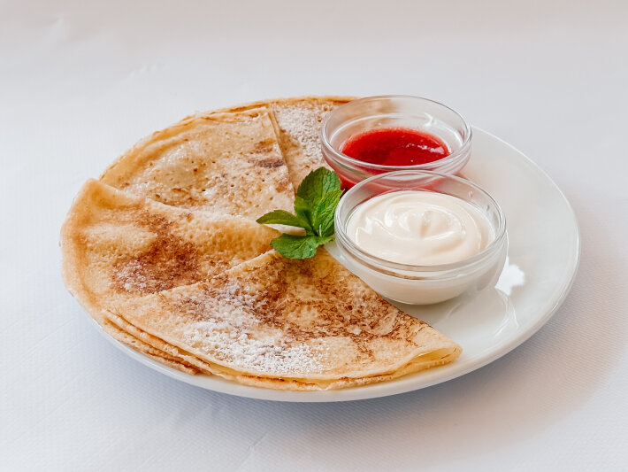 Бнинчики с клубничным соусом и сметаной