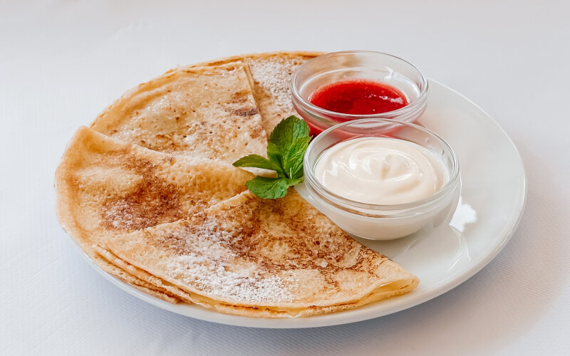 Бнинчики с клубничным соусом и сметаной