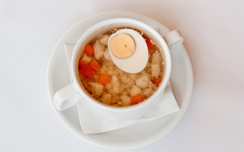 Бульон куриный с яйцом