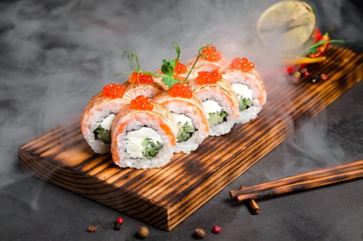 Ролл «Филадельфия татаки с икрой»