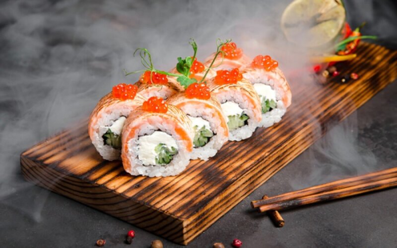 Ролл «Филадельфия татаки с икрой»