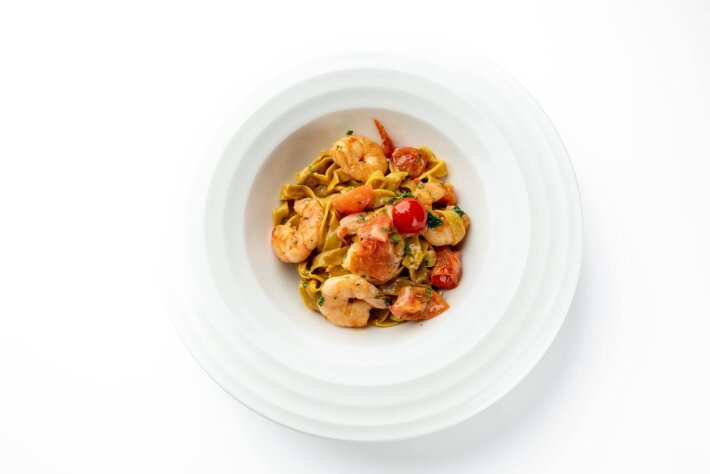 Фетучини с креветками и помидором в винном соусе