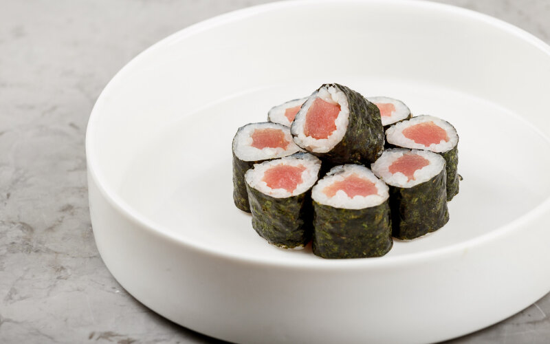 Ролл «Хосо маки» с тунцом
