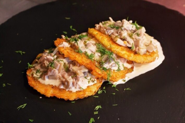 Драники со свининой и грибами под сливочным соусом