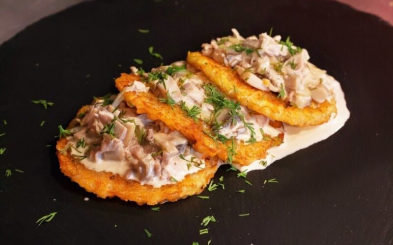 Драники со свининой и грибами под сливочным соусом