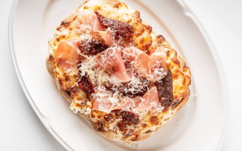 Пинса «Прошутто крудо»