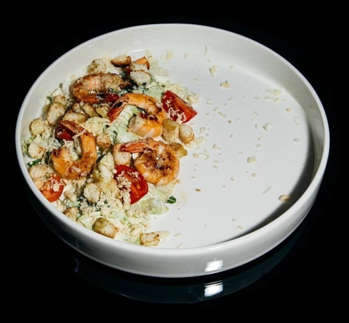 Салат цезарь с креветкой