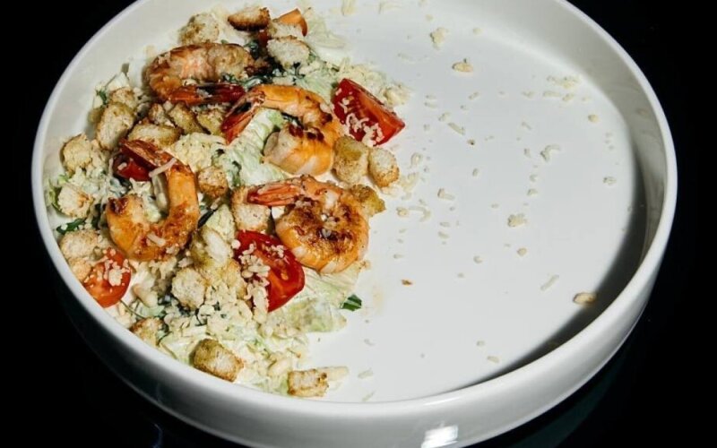 Салат цезарь с креветкой