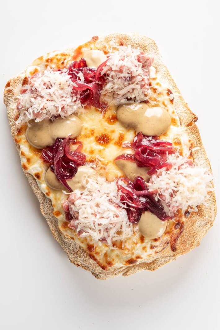 Пинса с тар-таром из говядины и трюфельным соусом