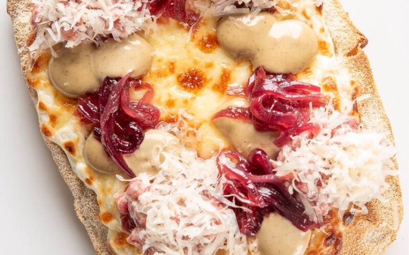 Пинса с тар-таром из говядины и трюфельным соусом