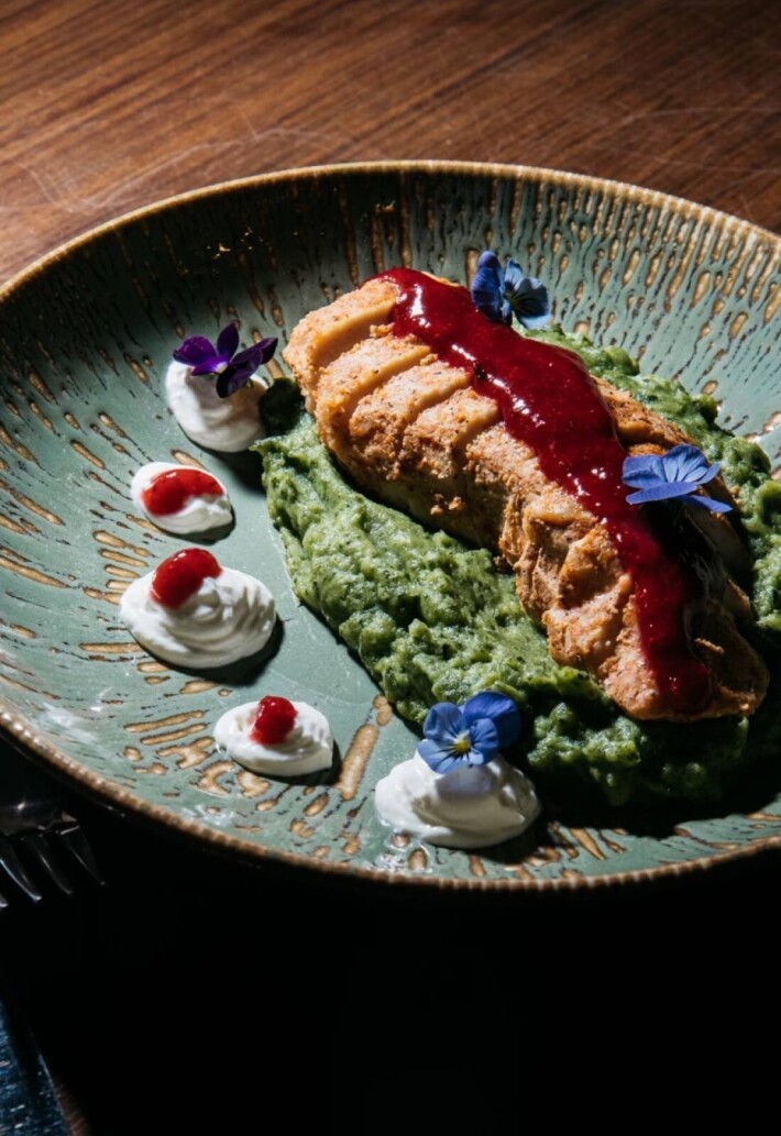 Индейка со шпинатным пюре и брусничным соусом