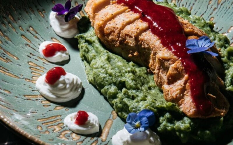 Индейка со шпинатным пюре и брусничным соусом