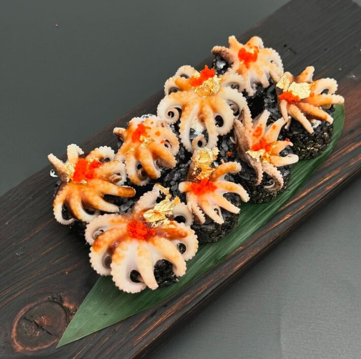 Ролл с осьминогом