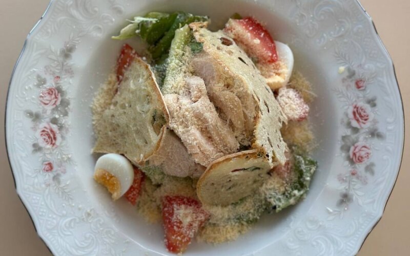 Салат с цыплёнком и соусом Цезарь