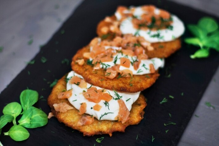 Драники с лососем и сливочным соусом