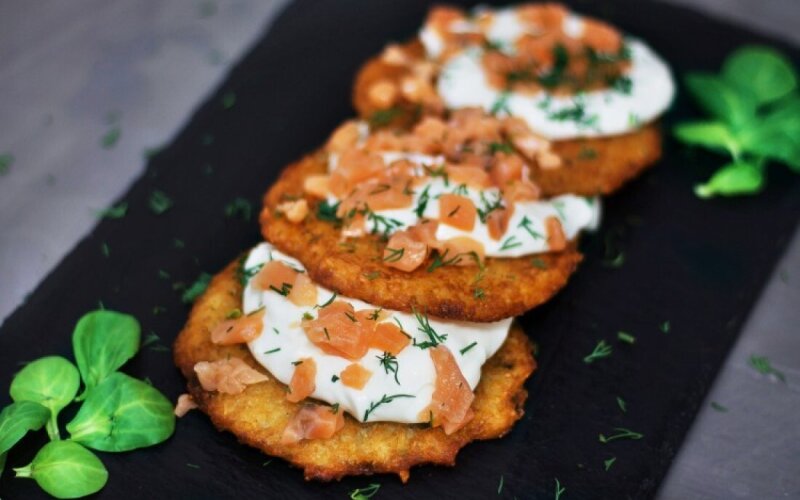 Драники с лососем и сливочным соусом