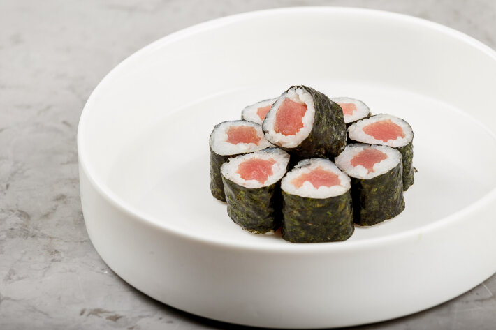 Ролл «Хосо маки» с тунцом