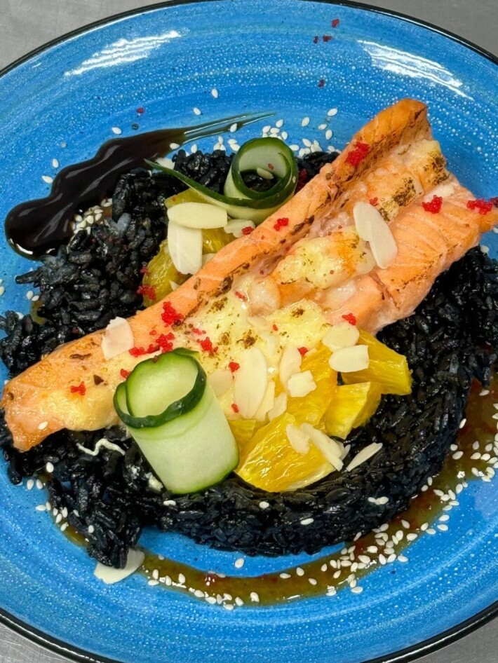 Запечённая форель под сыром с креветкой и апельсином и чёрным рисом