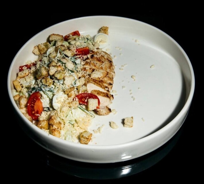 Салат цезарь с курицей