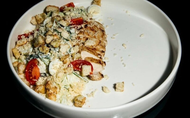 Салат цезарь с курицей