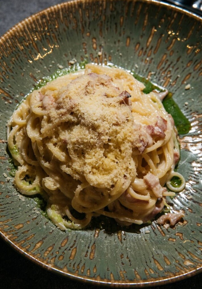 Спагетти с грудинкой и сыром пармезан