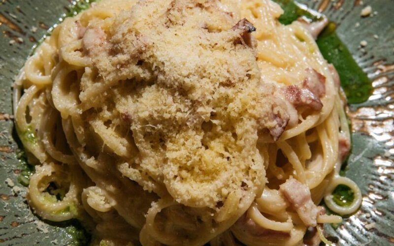 Спагетти с грудинкой и сыром пармезан