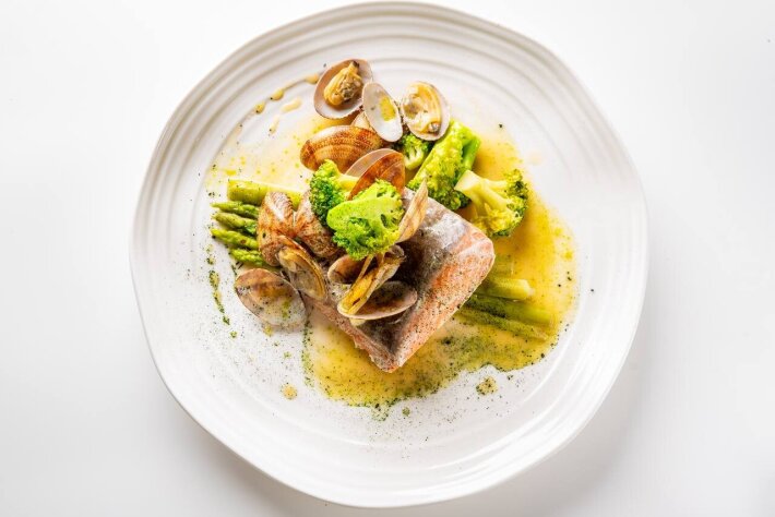 Стейк из лосося «Sous-vede» с вонголе