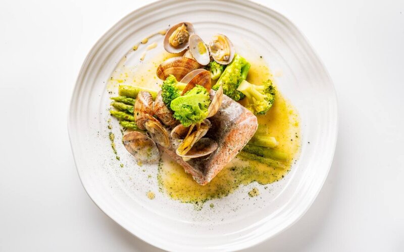 Стейк из лосося «Sous-vede» с вонголе