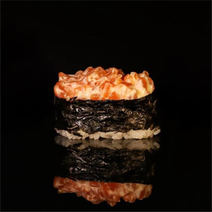 Гункан с лососем