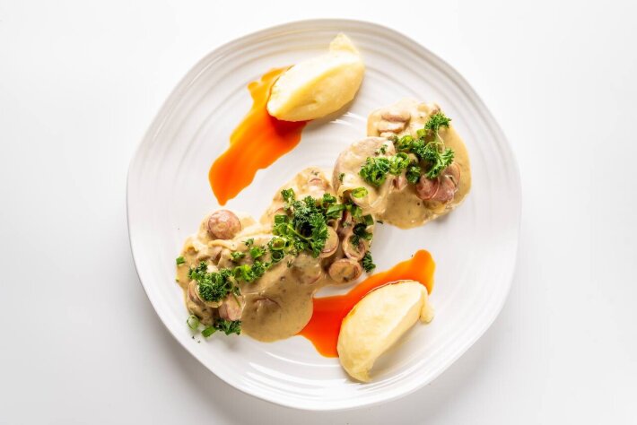 Верещака с белыми грибами и картофельным пюре