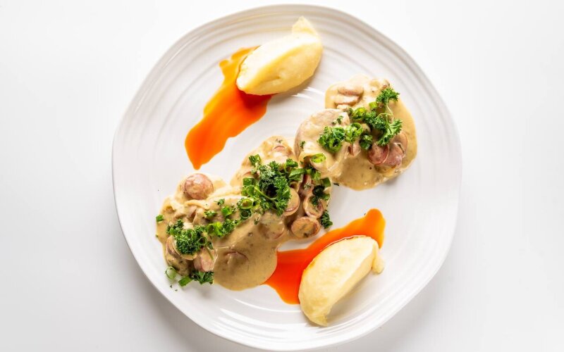 Верещака с белыми грибами и картофельным пюре