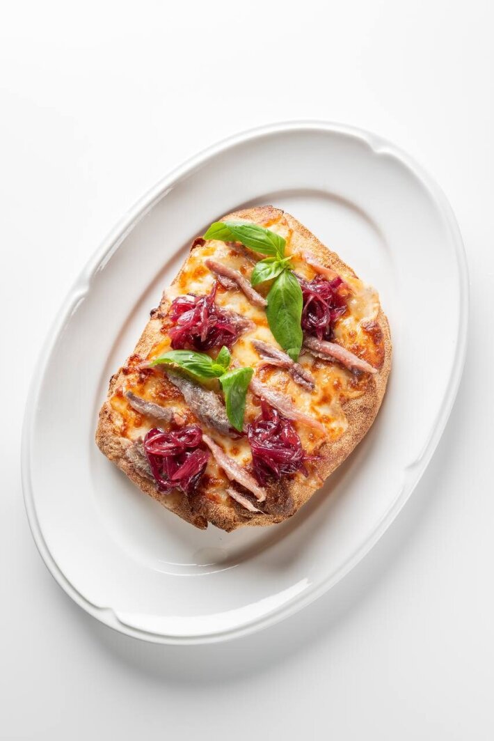 Пинса с филе анчоуса и карамлезированным луком