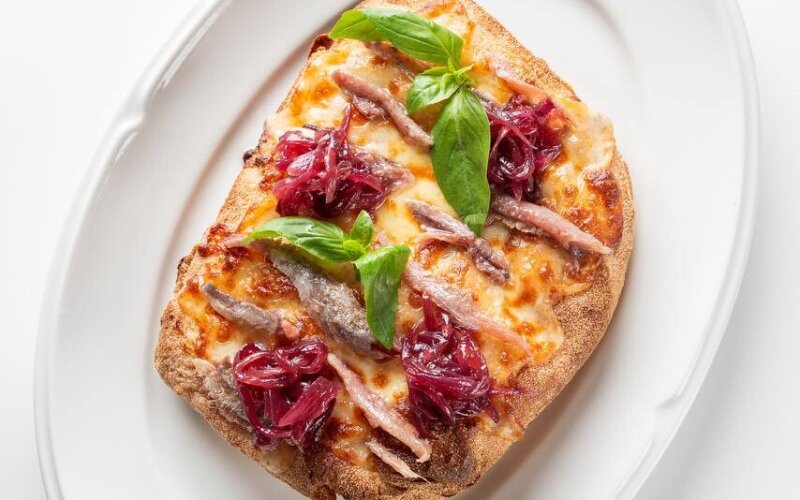 Пинса с филе анчоуса и карамлезированным луком